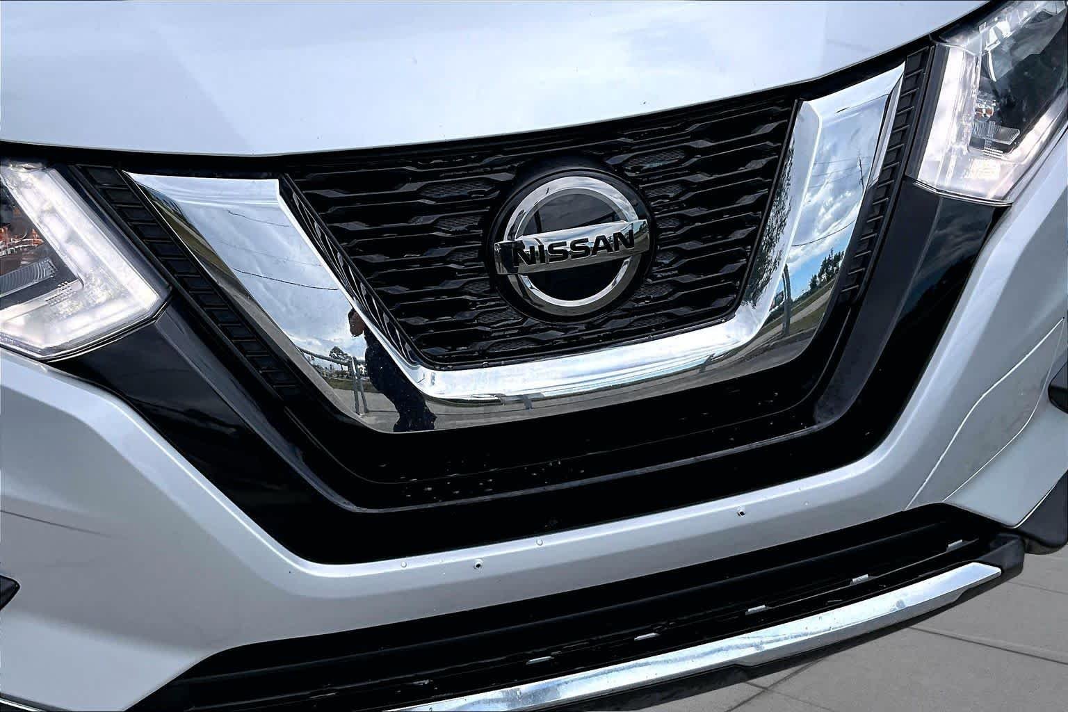 Used 2020 Brilliant Silver Metallic Nissan SV image 30