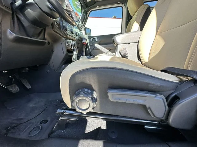 Used 2021 White Jeep Unlimited Sahara image 16