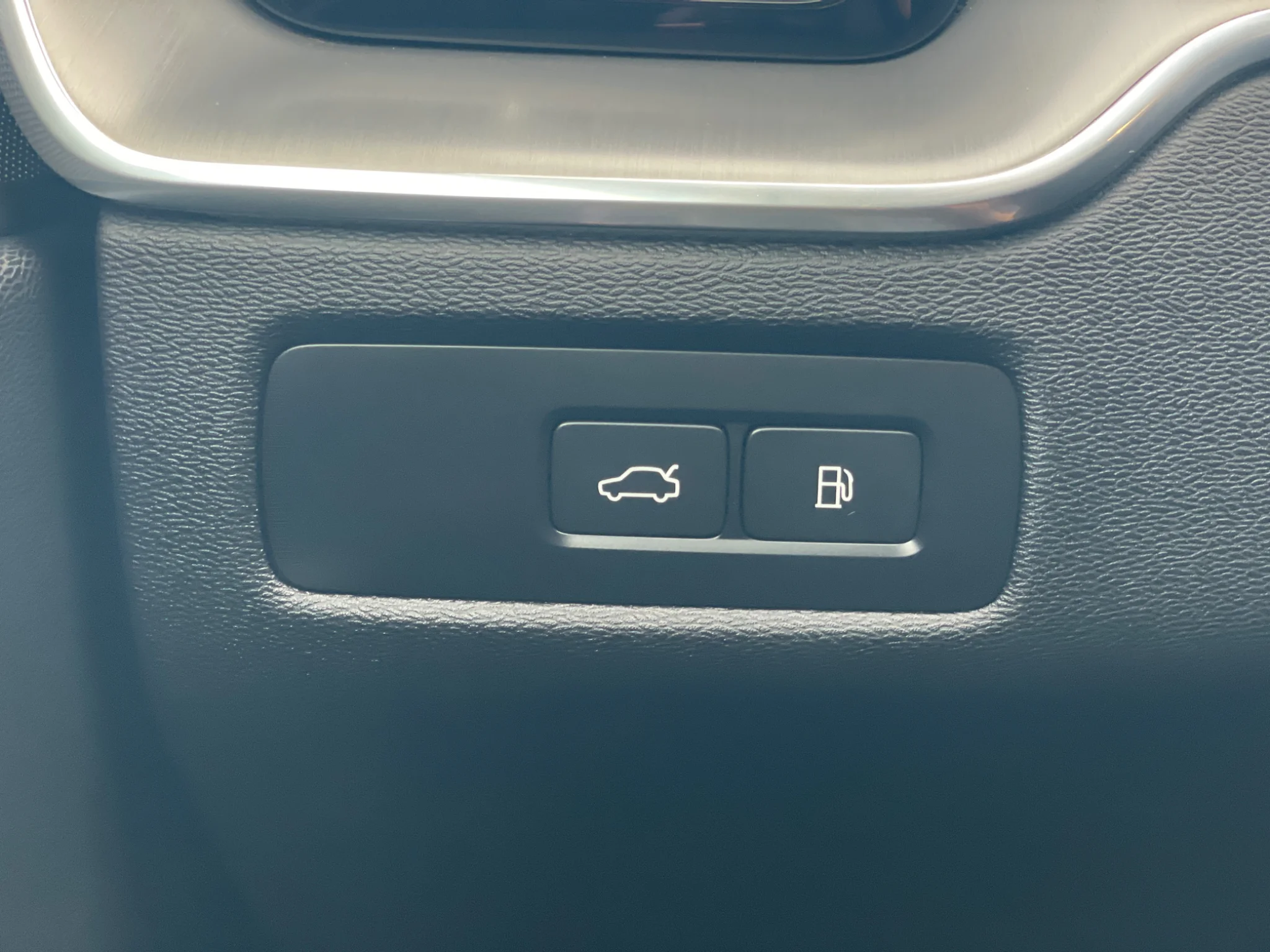 Used 2023 Thunder Grey Metallic Volvo Core Bright Theme image 17