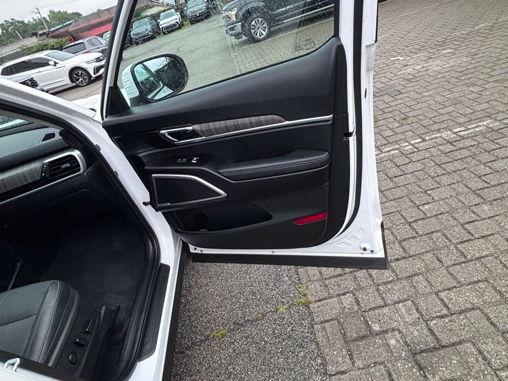 Used 2023 White Kia EX image 30