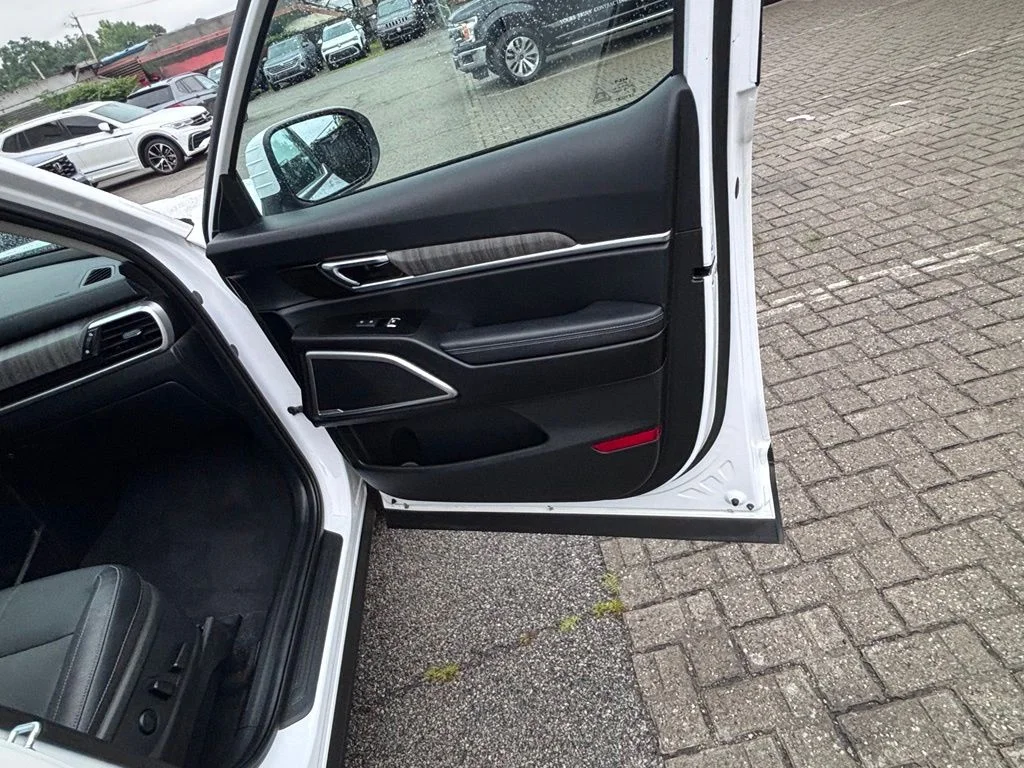 Used 2023 White Kia EX image 30