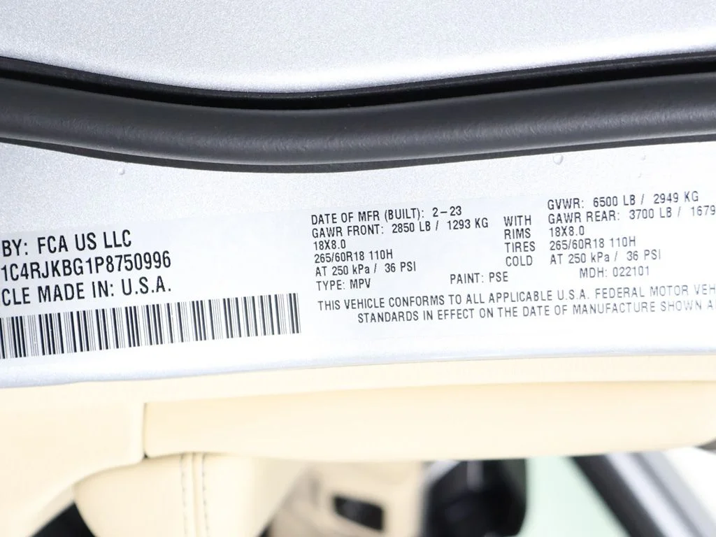 Used 2023 Silver Jeep Limited image 60