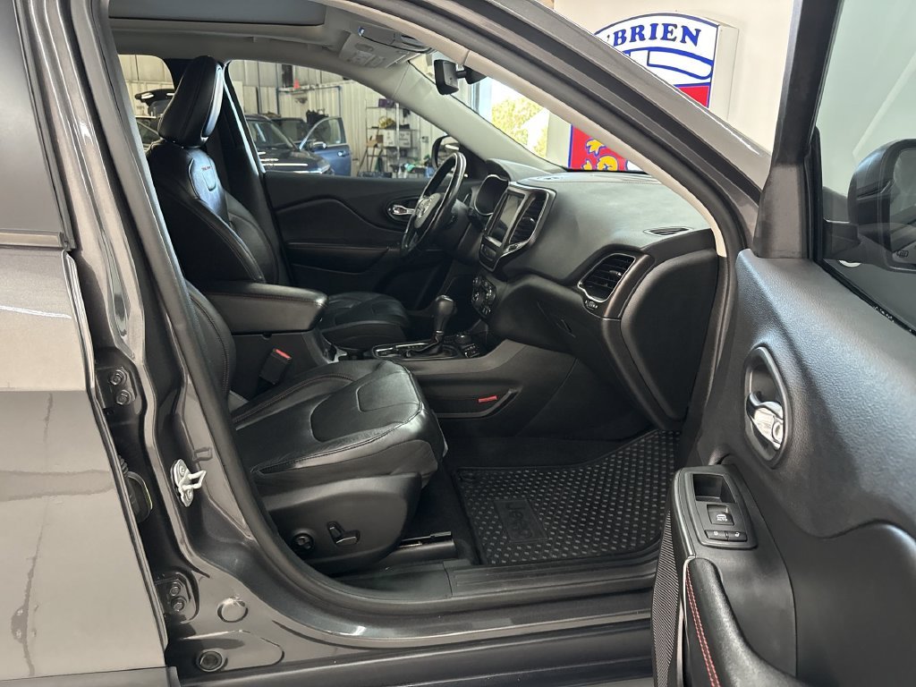 Used 2019 Crystal Metallic Jeep Trailhawk image 18