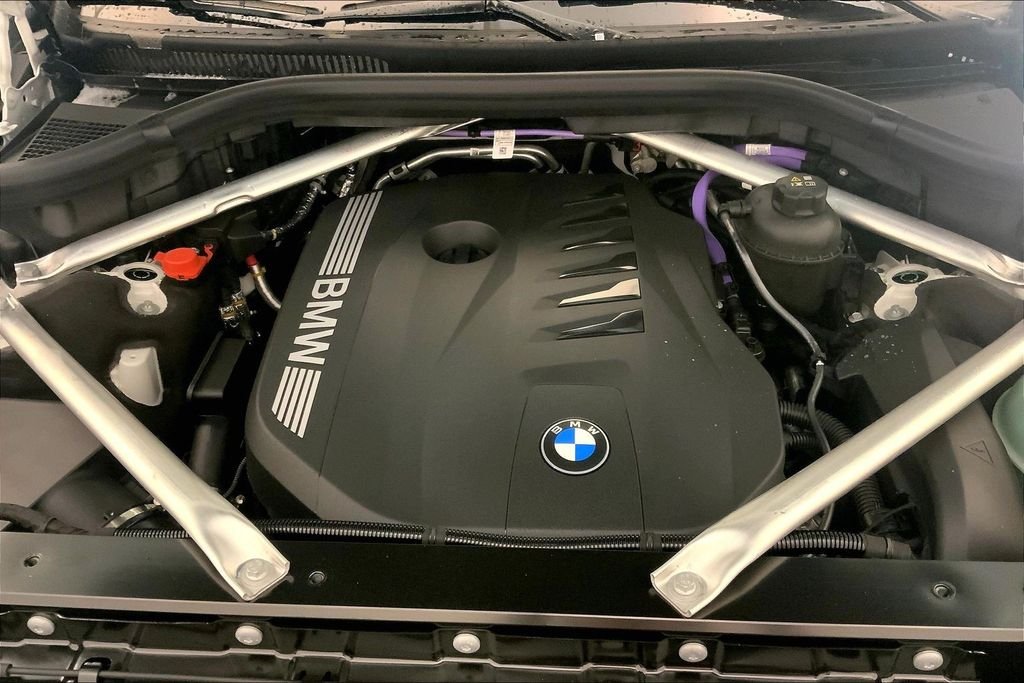 Used 2027 Mineral White Metallic BMW  image 8