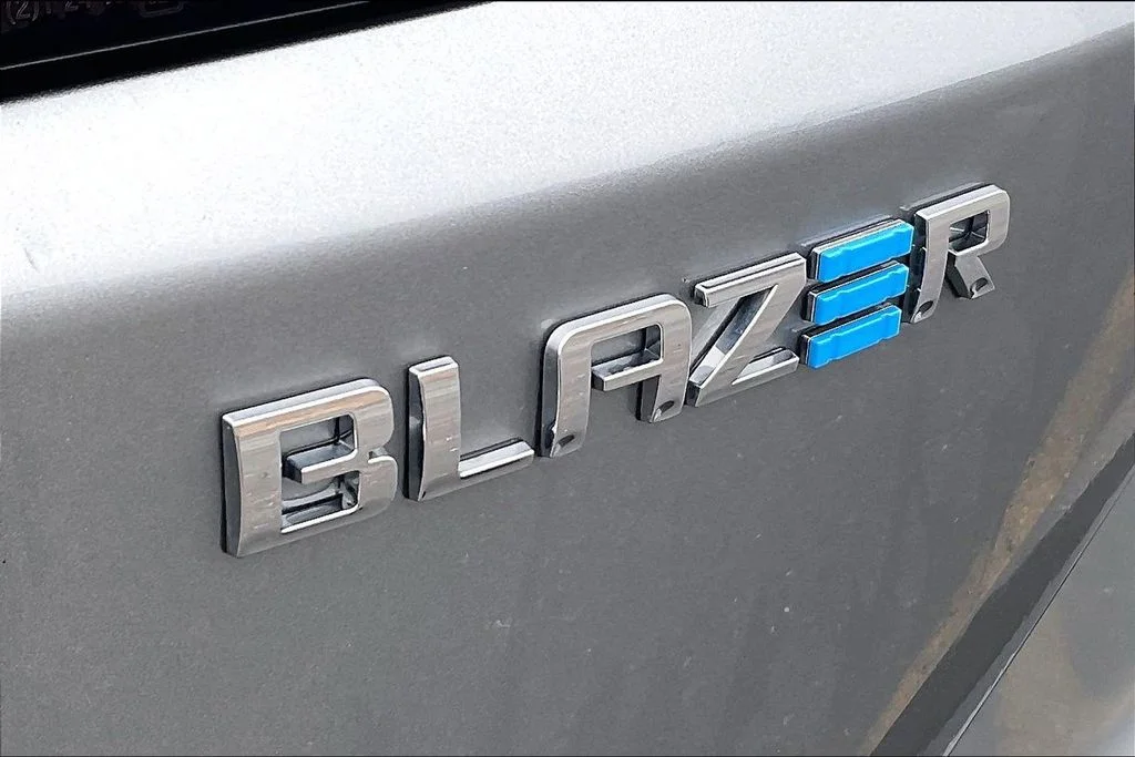 New 2025 Sterling Gray Metallic Chevrolet LT image 11