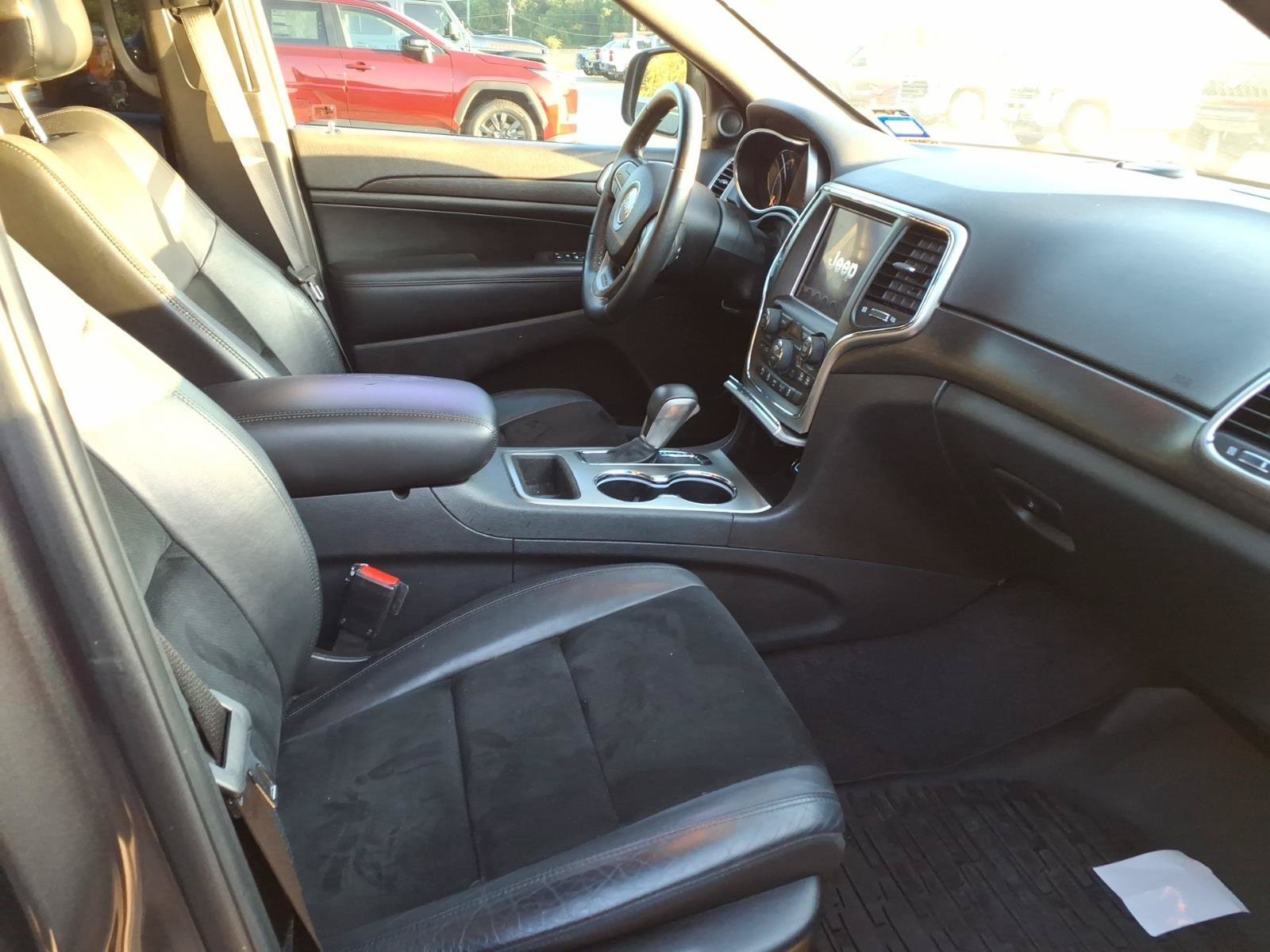 Used 2018 Crystal Metallic Jeep Altitude image 9