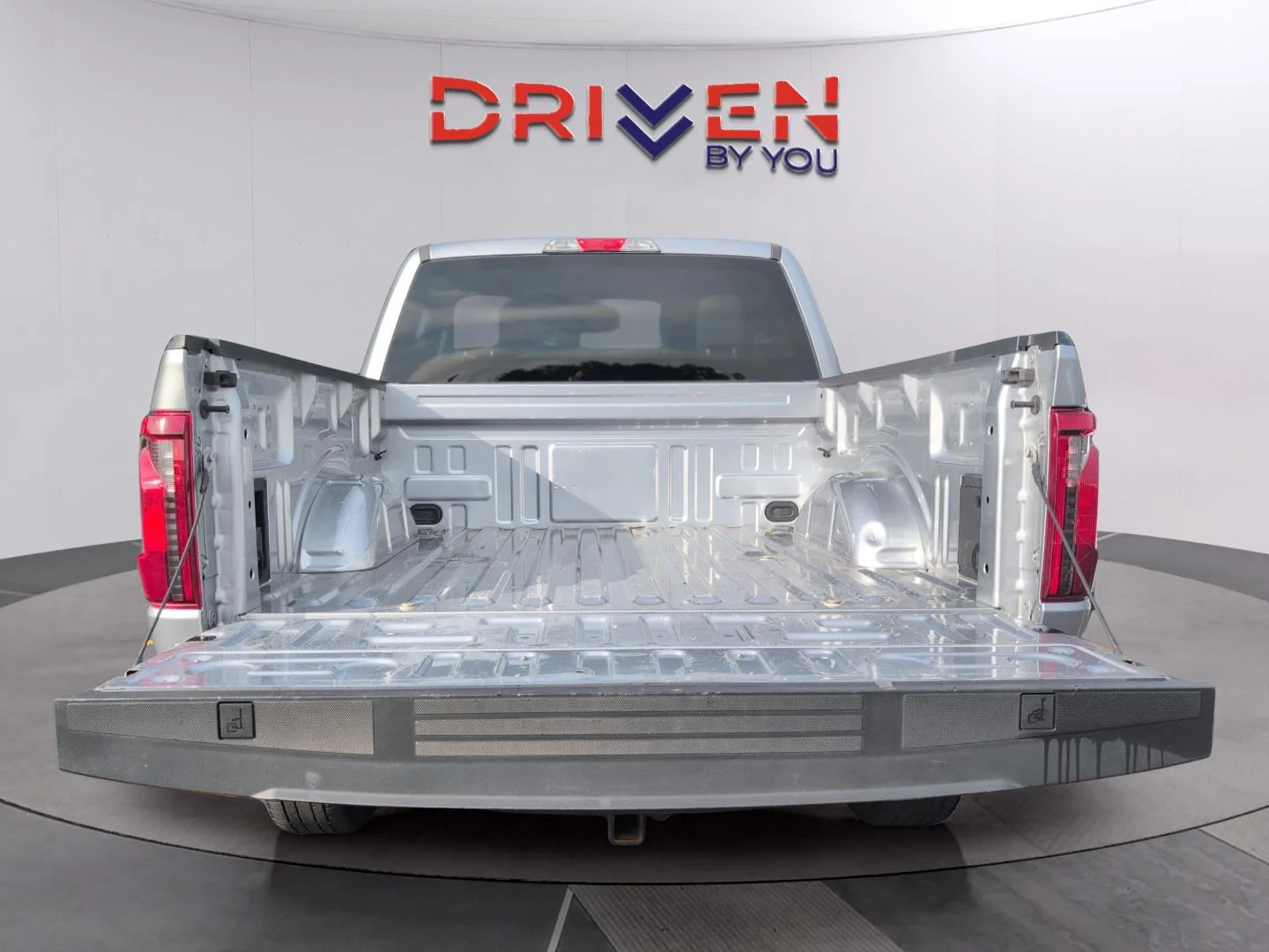 Used 2024 Iconic Silver Ford XLT image 5