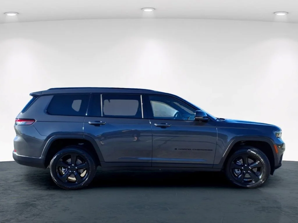 Used 2025 Gray Jeep Limited image 7