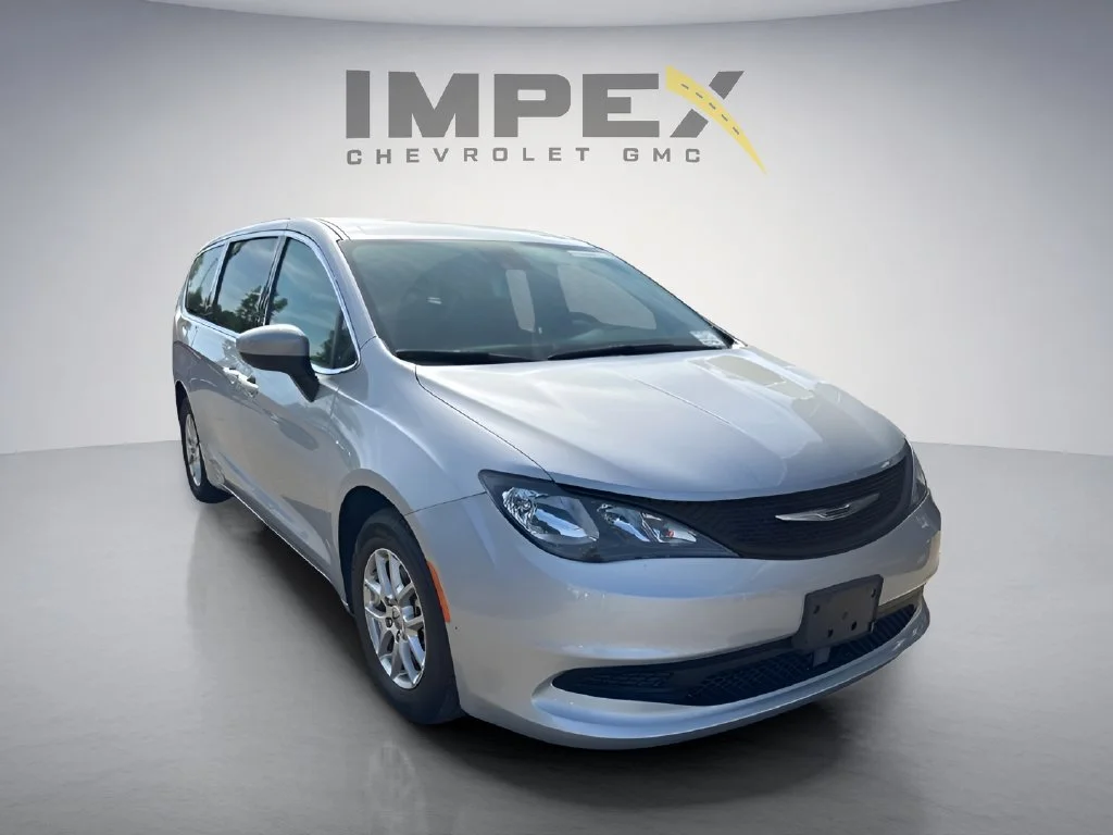 Used 2023 Silver Chrysler LX image 18