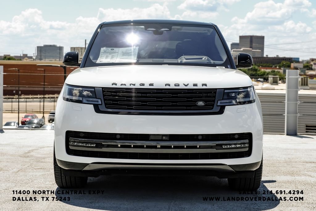 Used 2022 White Land Rover SE image 3