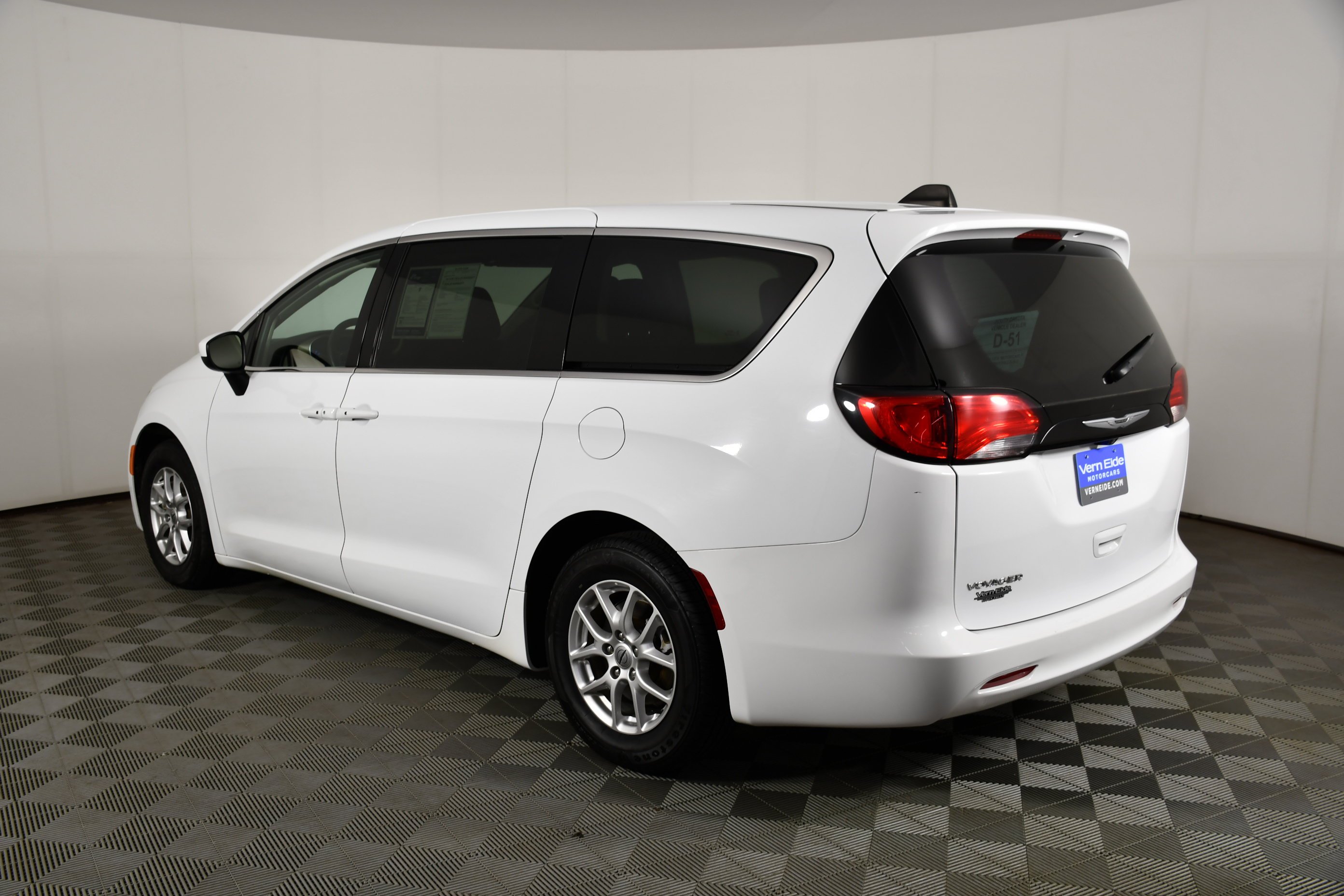 Used 2023 Bright White Clearcoat Chrysler LX image 8