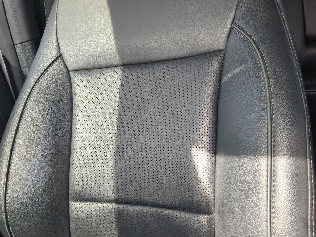 Used 2025  Ford Lariat image 23