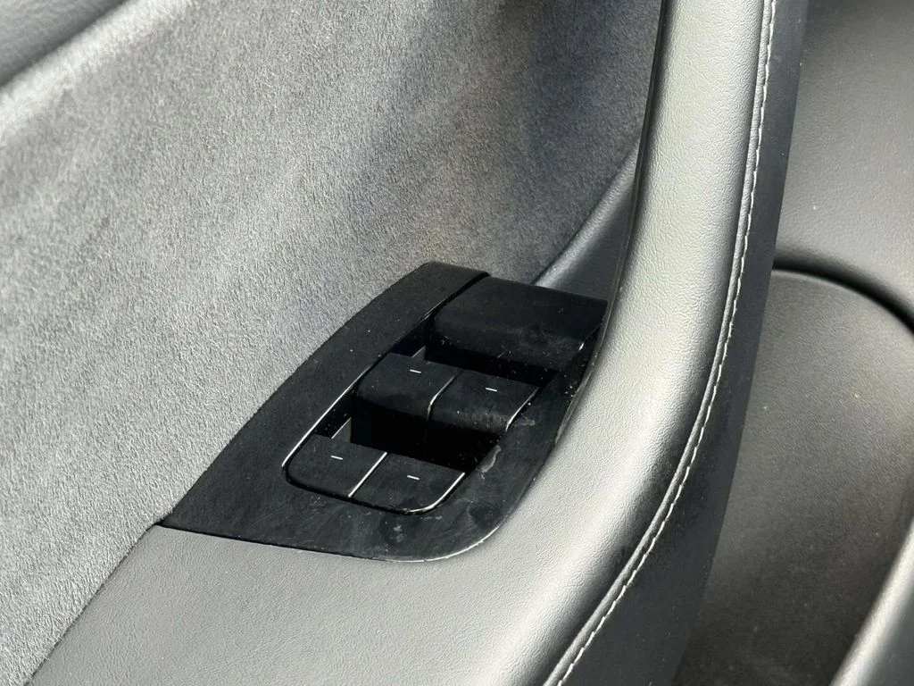 Used 2019  Tesla Standard Range Plus image 26