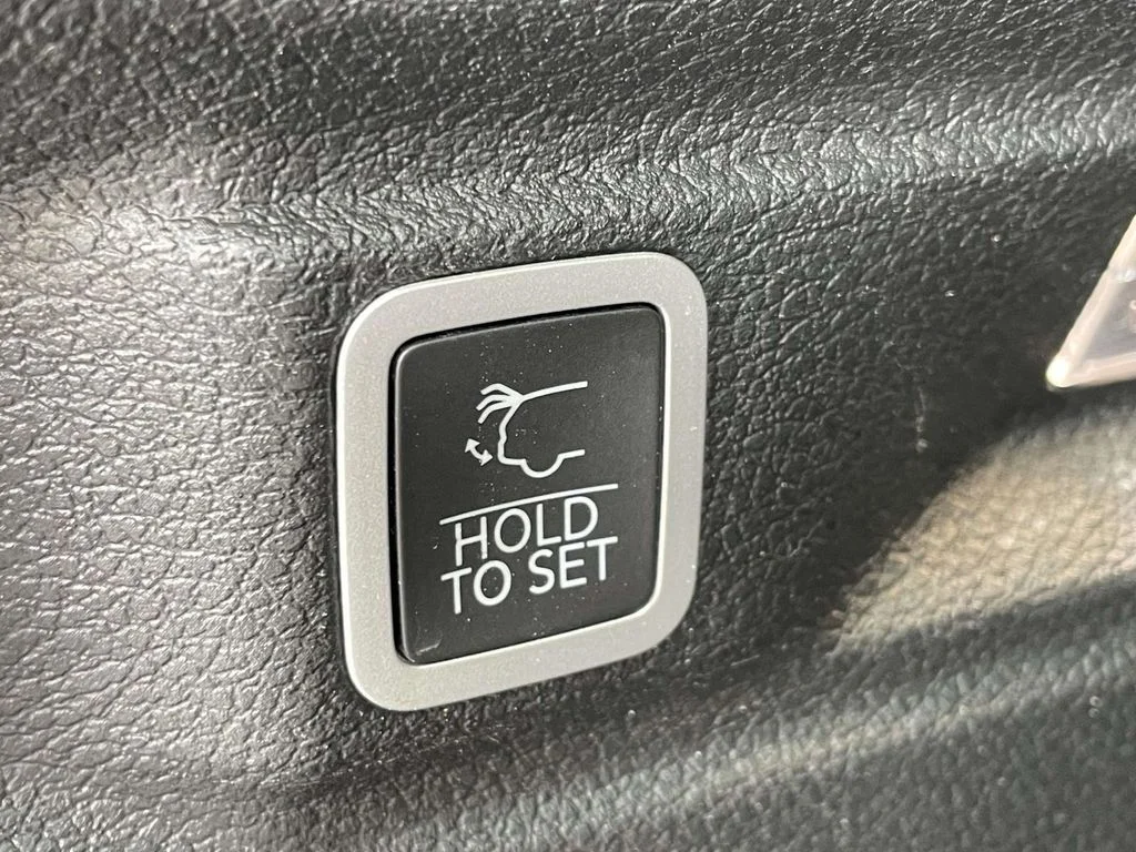Used 2023 White Jeep Altitude image 41
