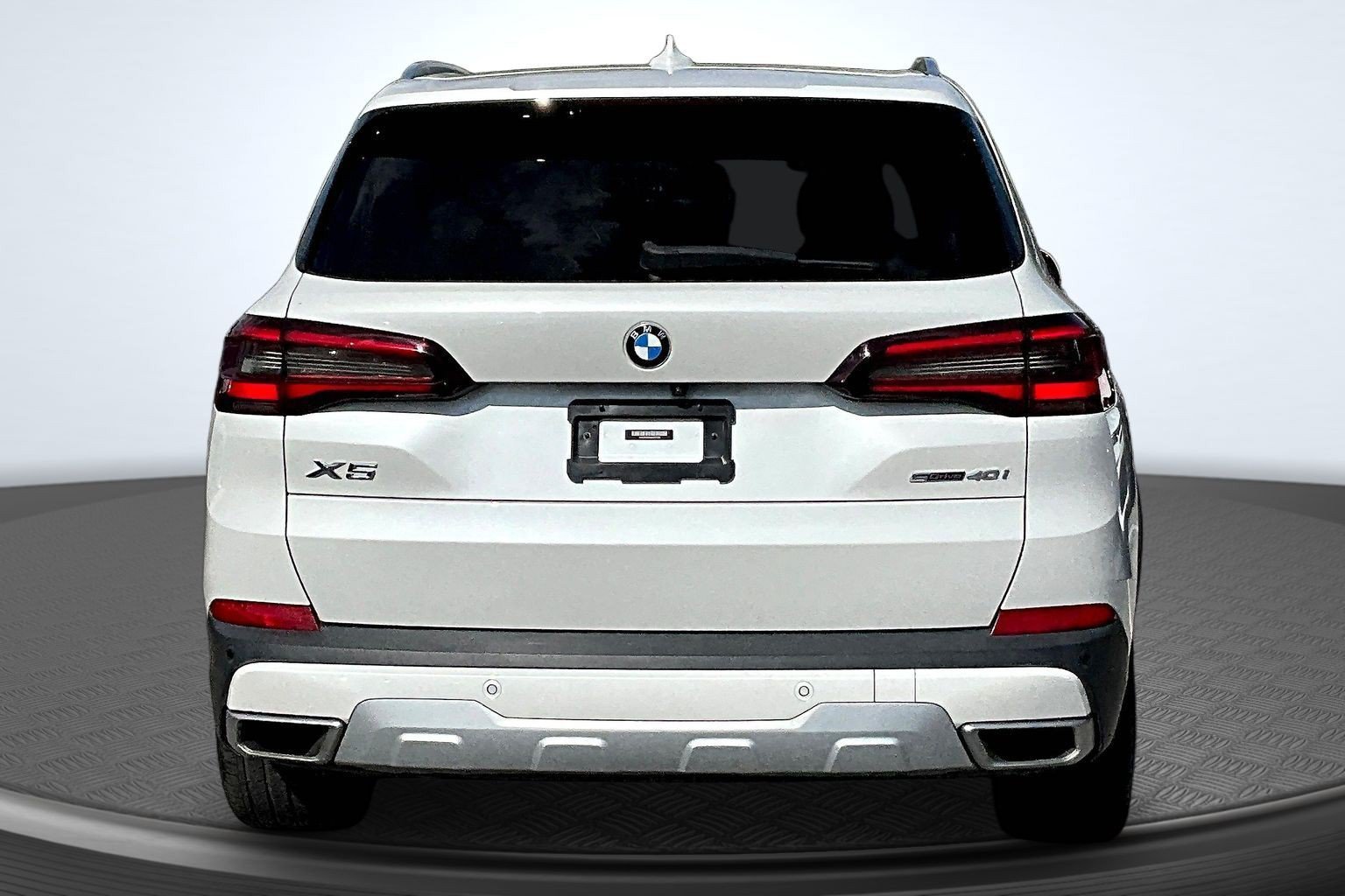 Used 2021 White BMW sDrive40i image 4