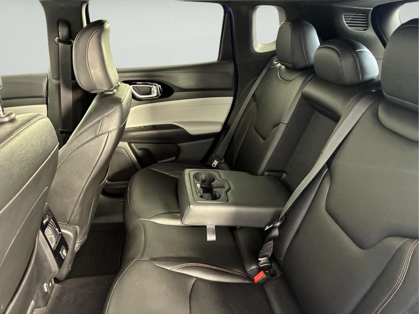Used 2024 Hydro Blue Pearlcoat Jeep Limited image 20