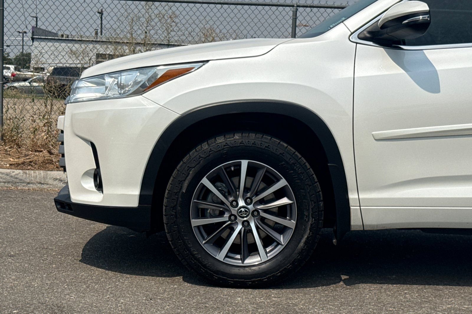 Used 2018 White Toyota XLE image 27