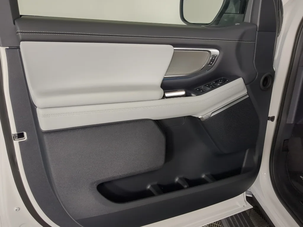 New 2027 Star White Metallic Tri-Coat Ford Platinum image 12