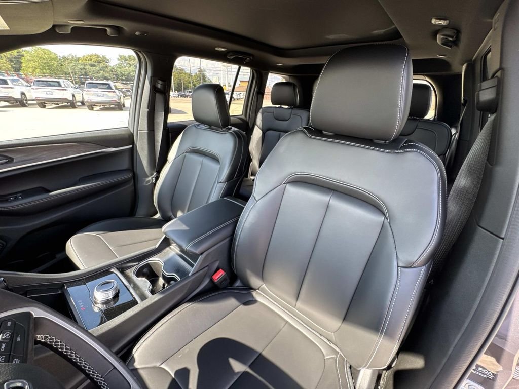 New 2025 Baltic Gray Metallic Clear-Coat Exterior Paint Jeep Limited image 52