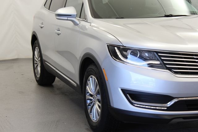 Used 2018 Ingot Silver Lincoln Select image 3