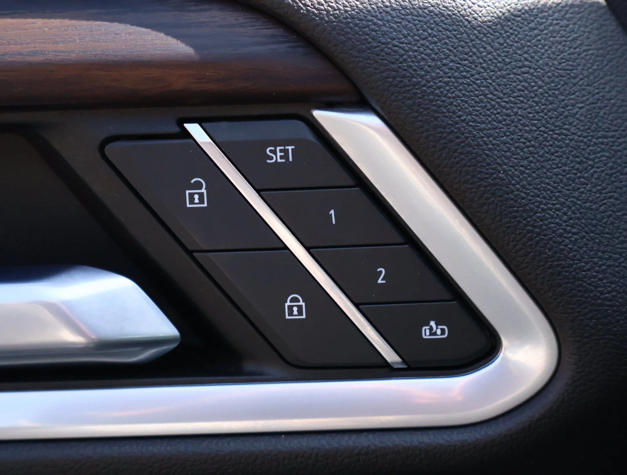 Used 2022 Titanium Rush Metallic GMC SLT image 9