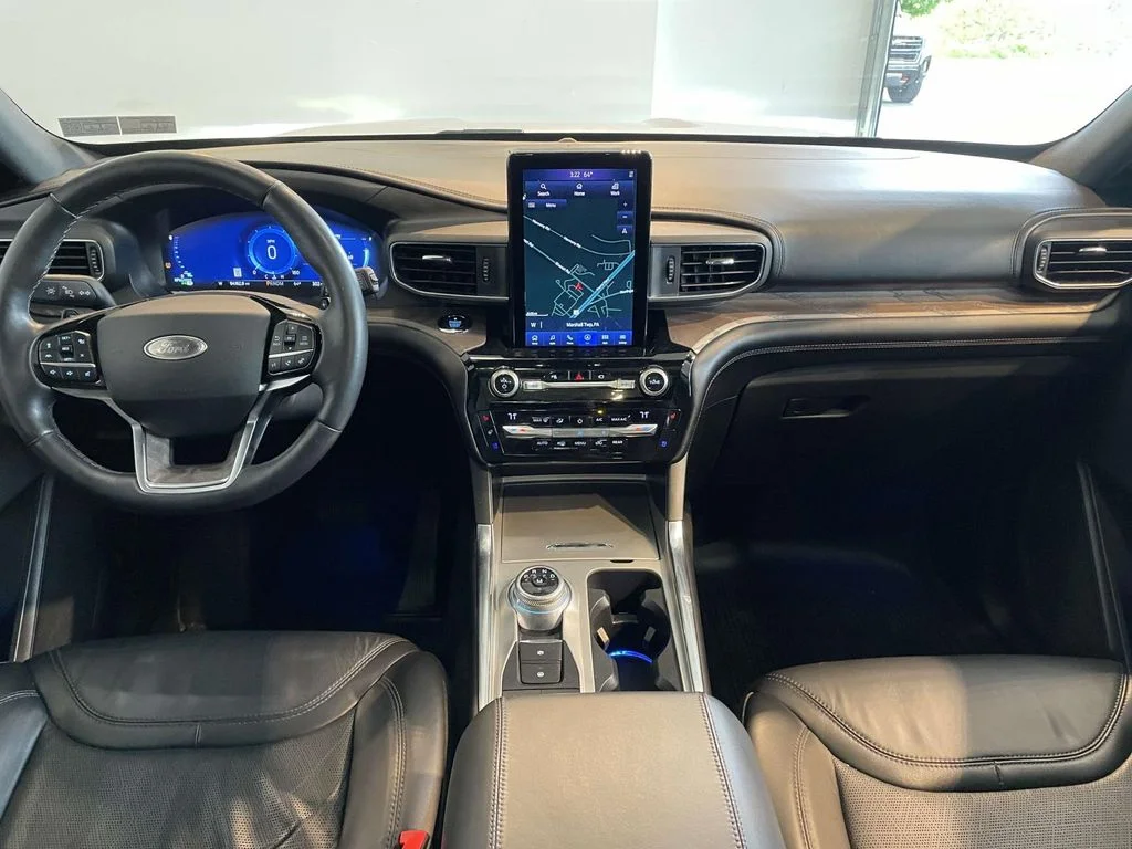 Used 2021 Silver Metallic Ford Platinum image 24