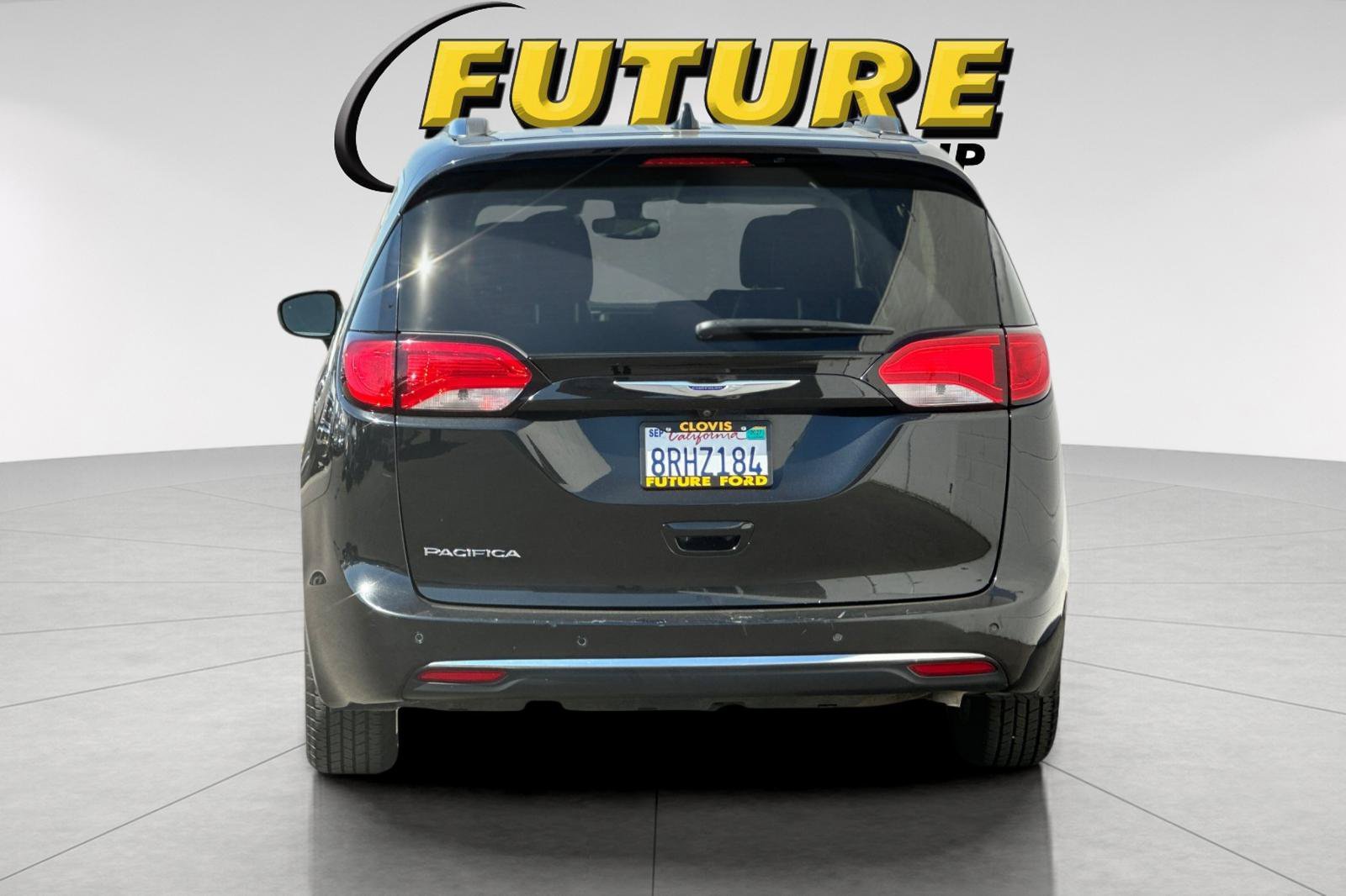 Used 2019 Black Chrysler Touring L image 4