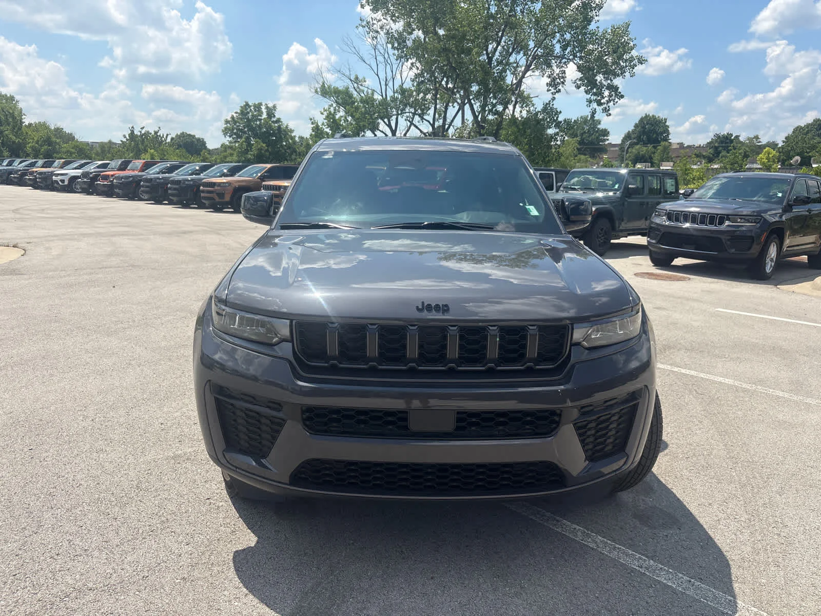 New 2026 Baltic Gray Metallic Clear-Coat Exterior Paint Jeep Laredo Altitude image 4