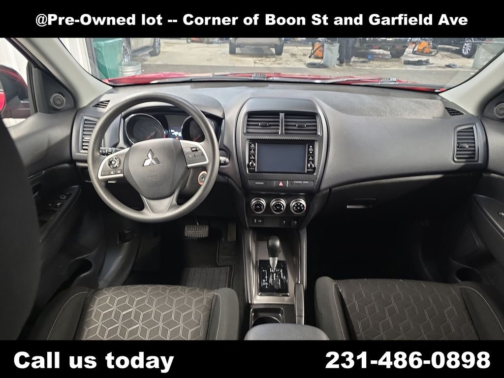 Used 2025  Mitsubishi  image 12