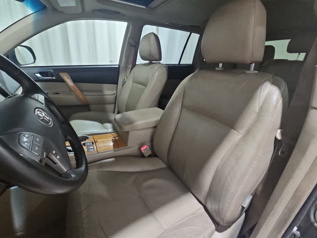 Used 2010 Cypress Pearl Toyota Limited w/3rd Row image 7