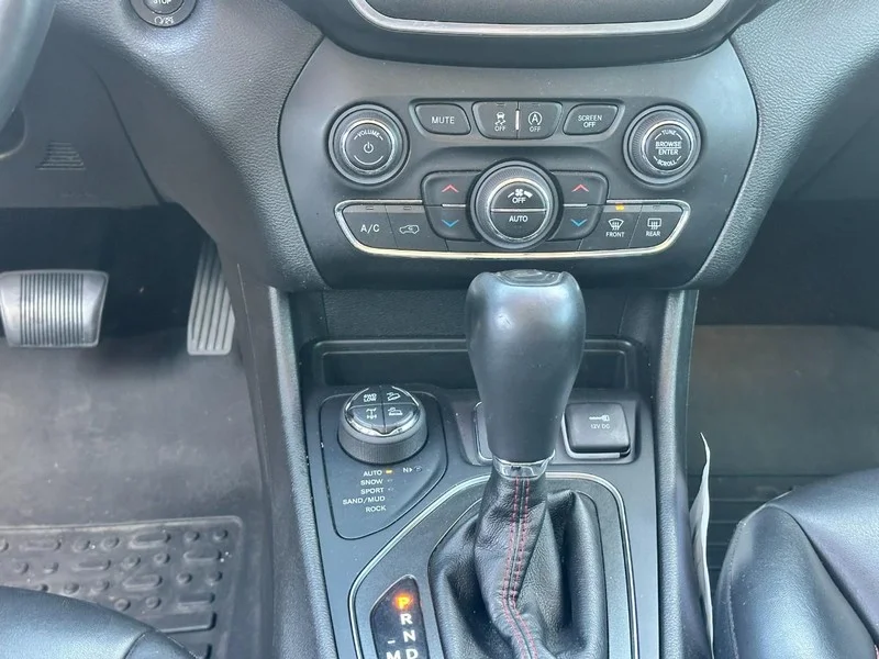 Used 2019 Diamond Black Crystal Pearlcoat Jeep Trailhawk 4x4 image 14