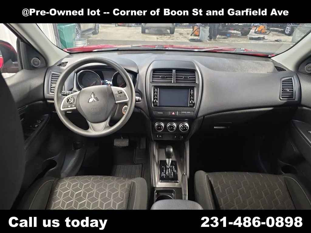 Used 2025  Mitsubishi  image 12