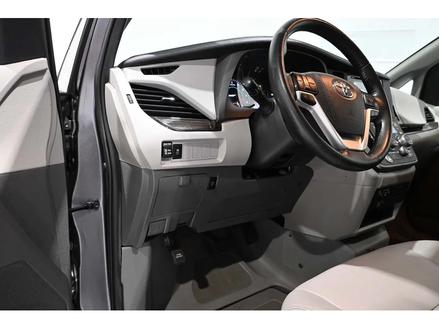Used 2020 GRAY Toyota XLE Mobility Handicap Van image 31