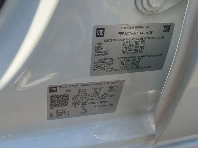 Used 2024 White GMC SLE image 26
