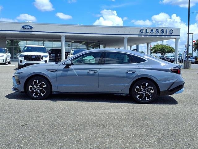 Used 2024  Hyundai  image 3