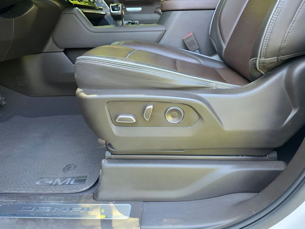 Used 2025 White Frost Tricoat GMC Denali image 21