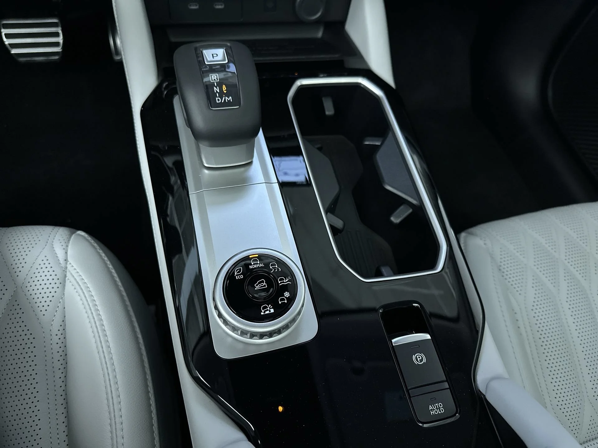 New 2026 White Diamond Mitsubishi SEL image 22