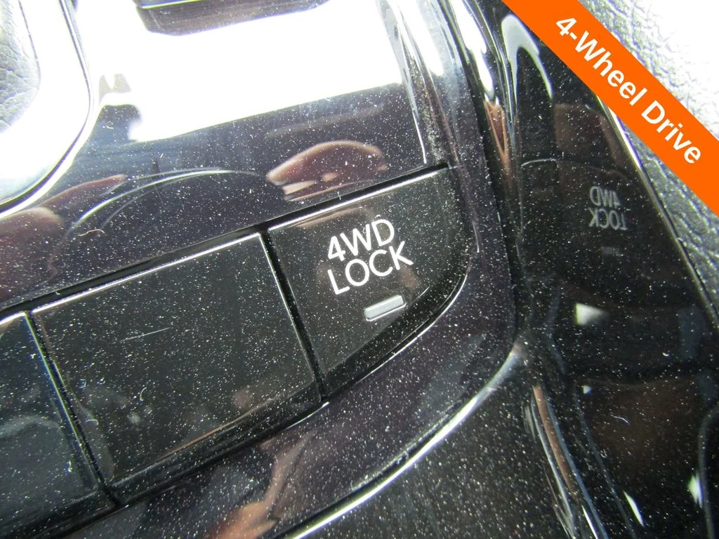 New 2026 Diamond Black Crystal Pearlcoat Jeep Latitude image 16
