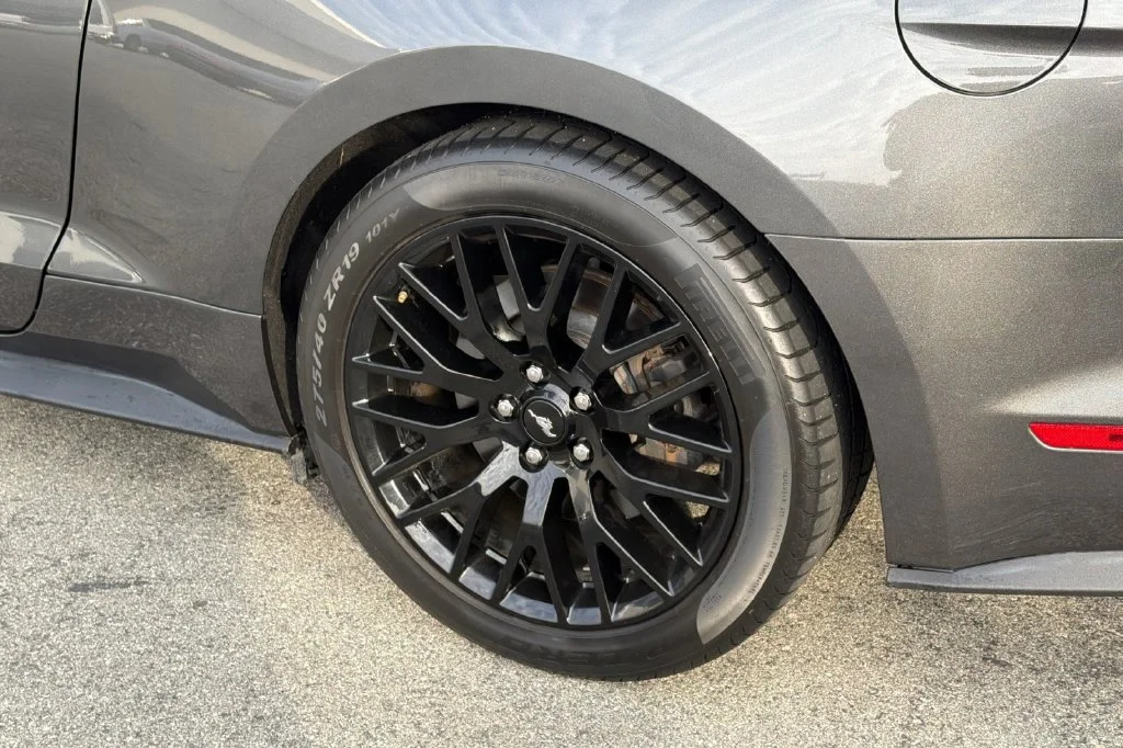 Used 2017 Magnetic Metallic Ford GT Premium image 4