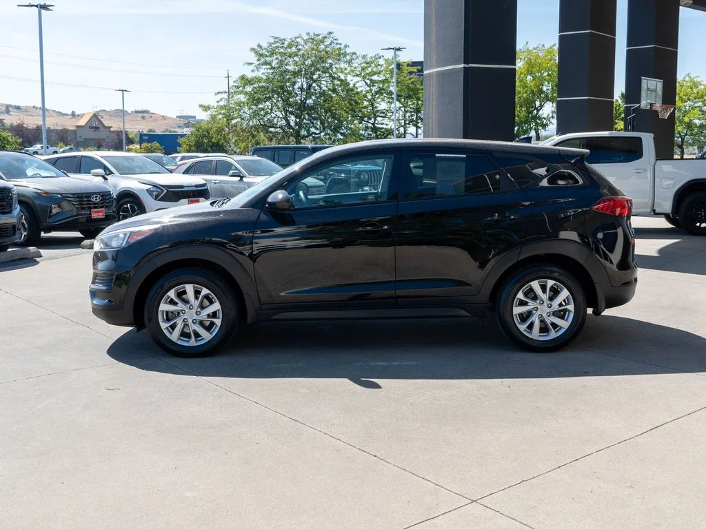 Used 2020 Black Hyundai SE image 4