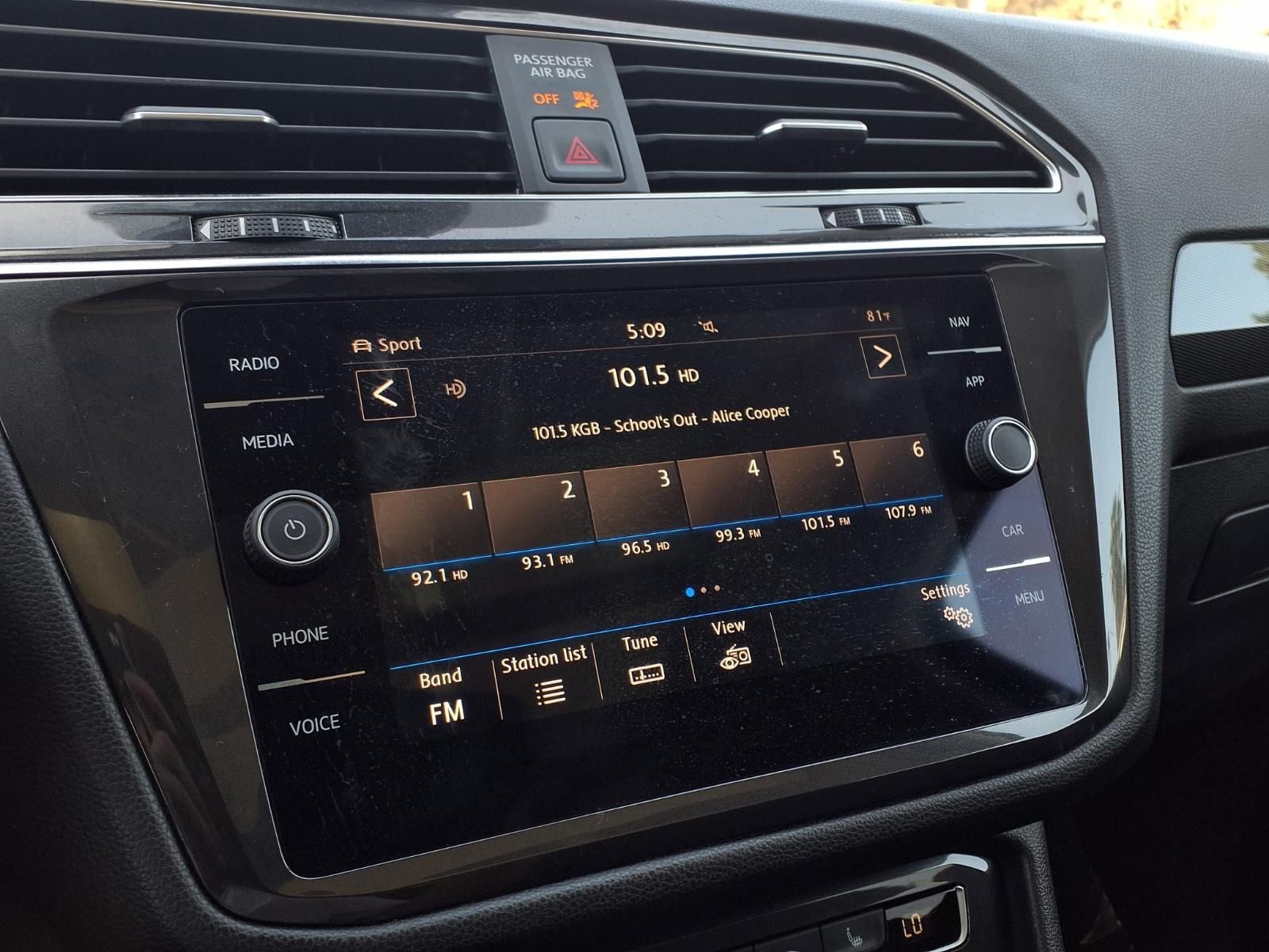 Used 2019 Black Volkswagen 2.0T SEL Premium image 9