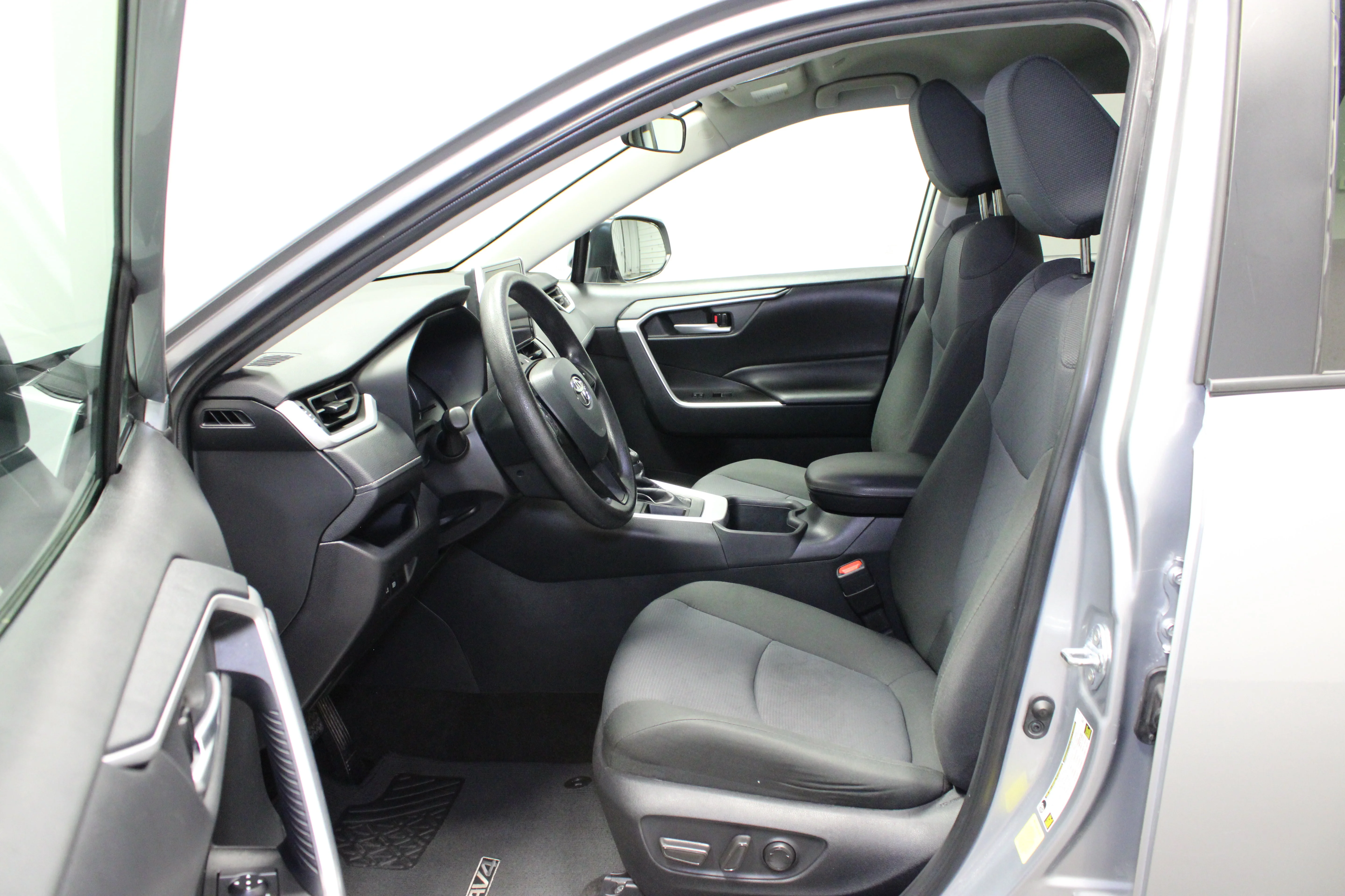Used 2025 Silver Sky Metallic Toyota XLE image 17