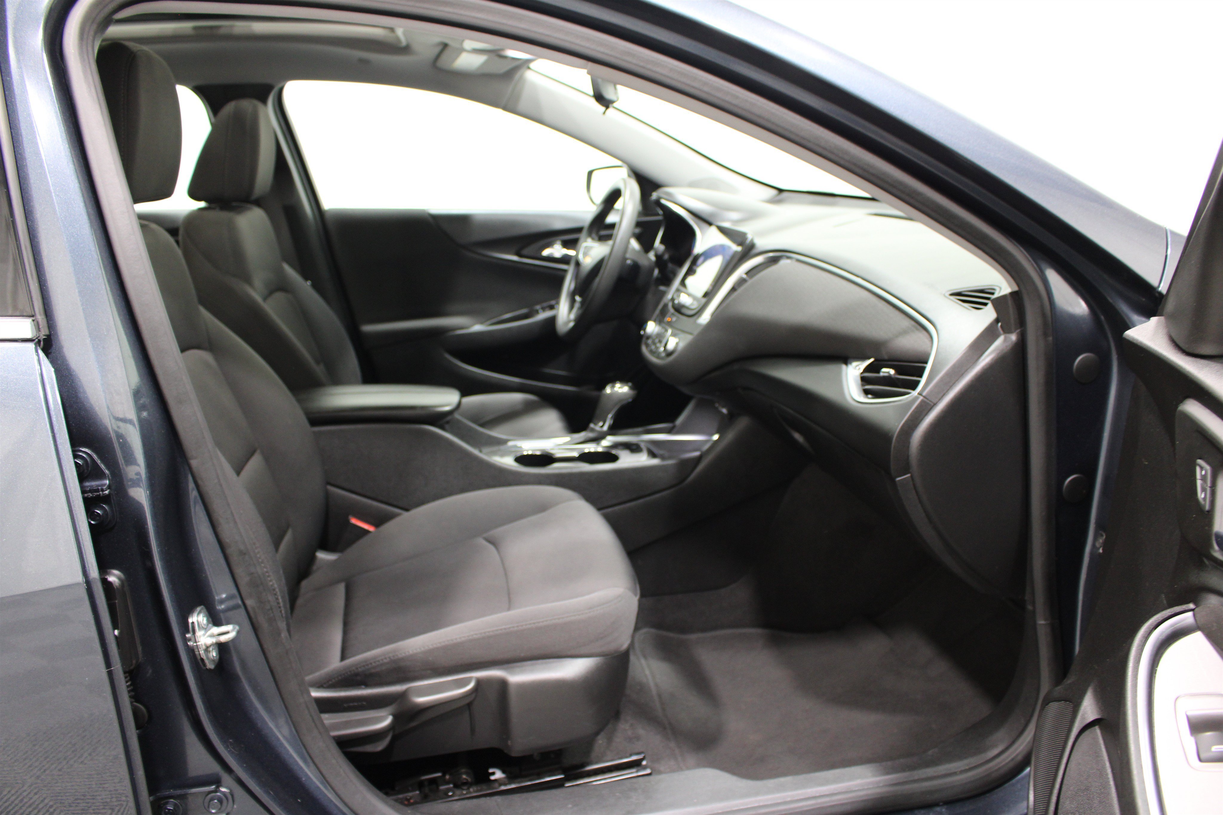 Used 2020 Shadow Gray Metallic Chevrolet LT image 26