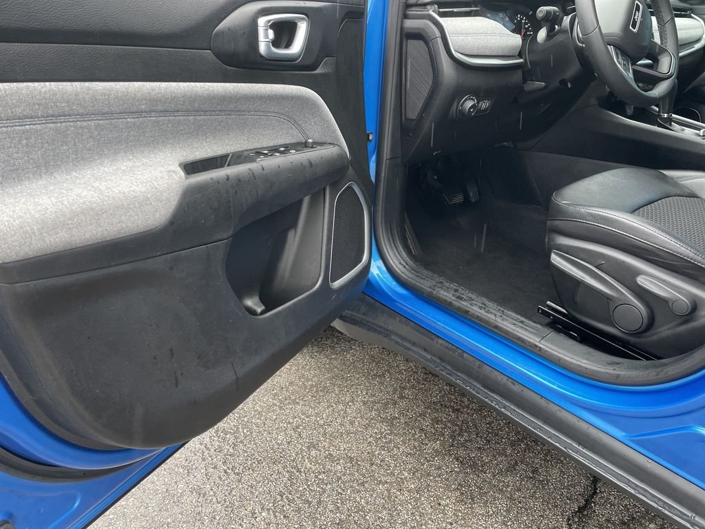 Used 2024 Blue Jeep Latitude image 14