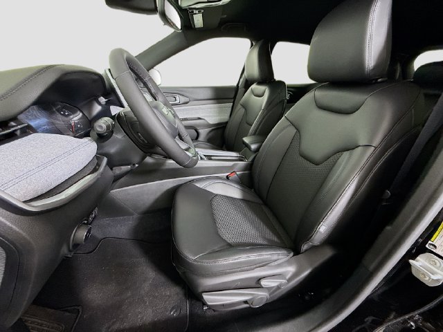 New 2026 Diamond Black Crystal Pearl-Coat Exterior Paint Jeep Latitude image 20