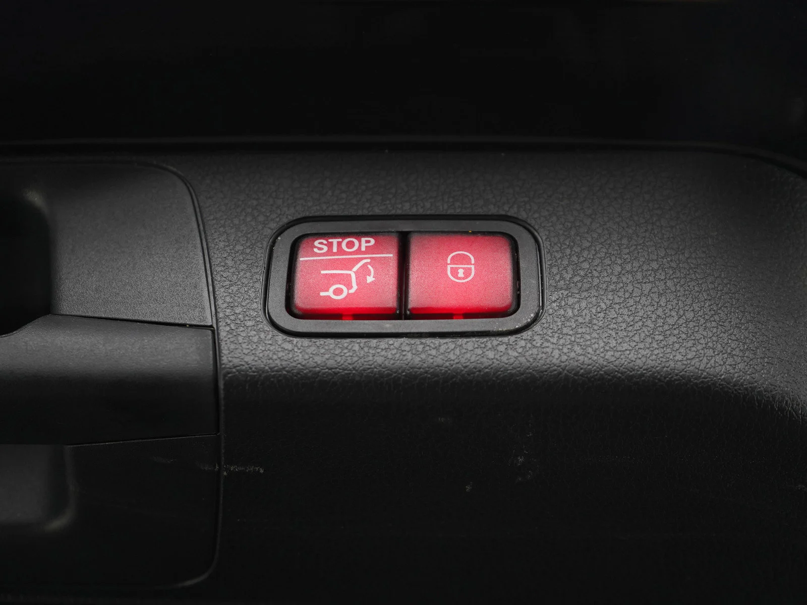 Used 2025 Black Mercedes-Benz GLB 250 image 19