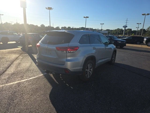 Used 2018 Silver Toyota XLE image 3