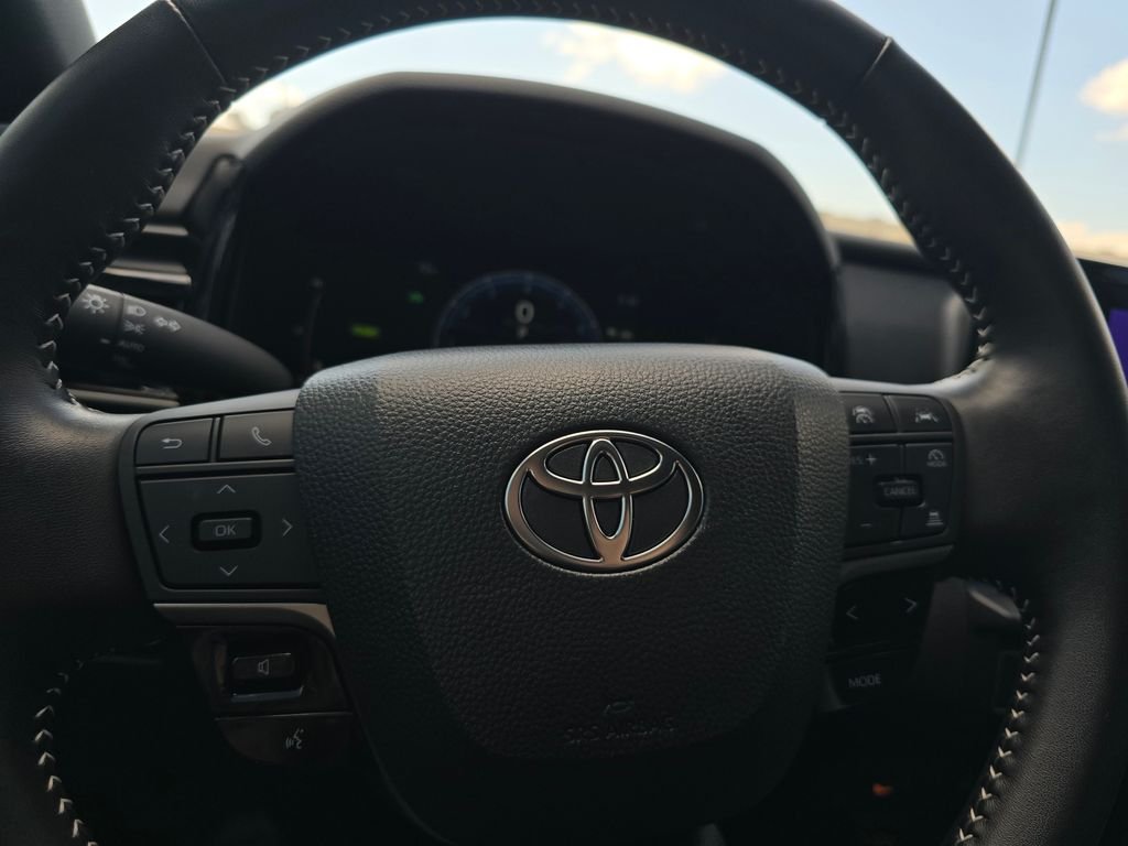 Used 2025  Toyota SE image 22