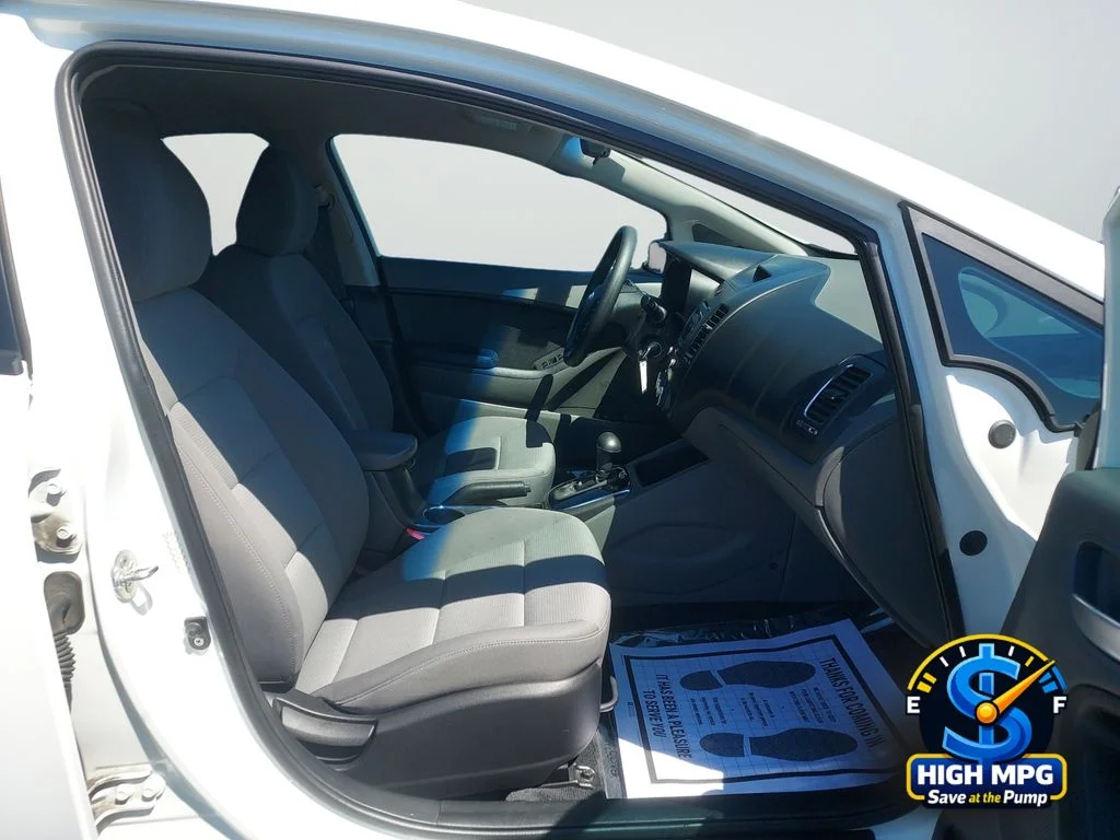 Used 2017 White Kia LX image 23