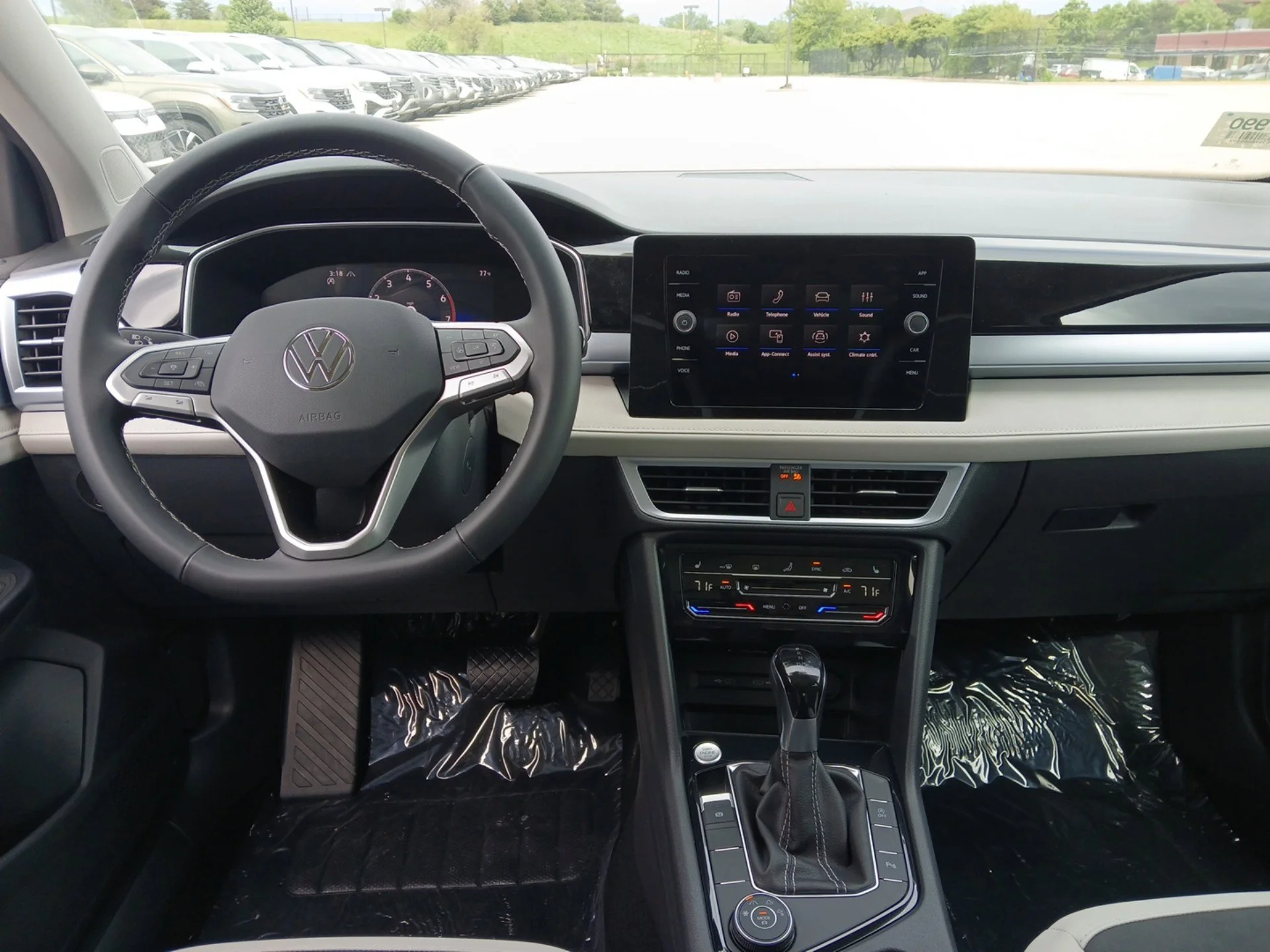 New 2026 Deep Black Pearl Volkswagen 1.5T SE image 7